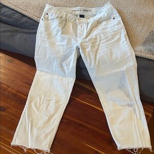 Lincoln Outfitters Classic White Denim capri Pants.